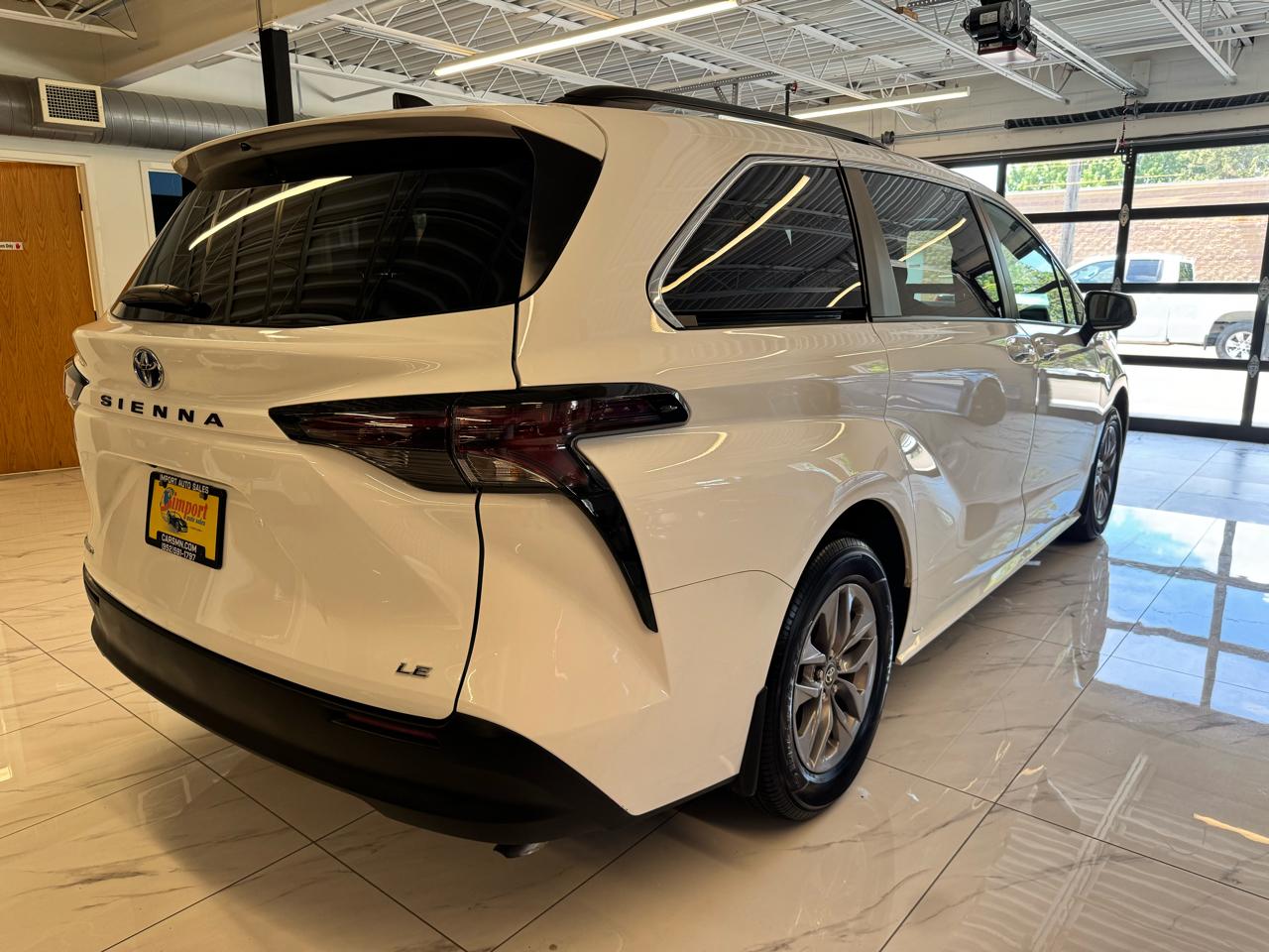 Toyota Sienna LE AWD 8-Passenger (Natl) 2025