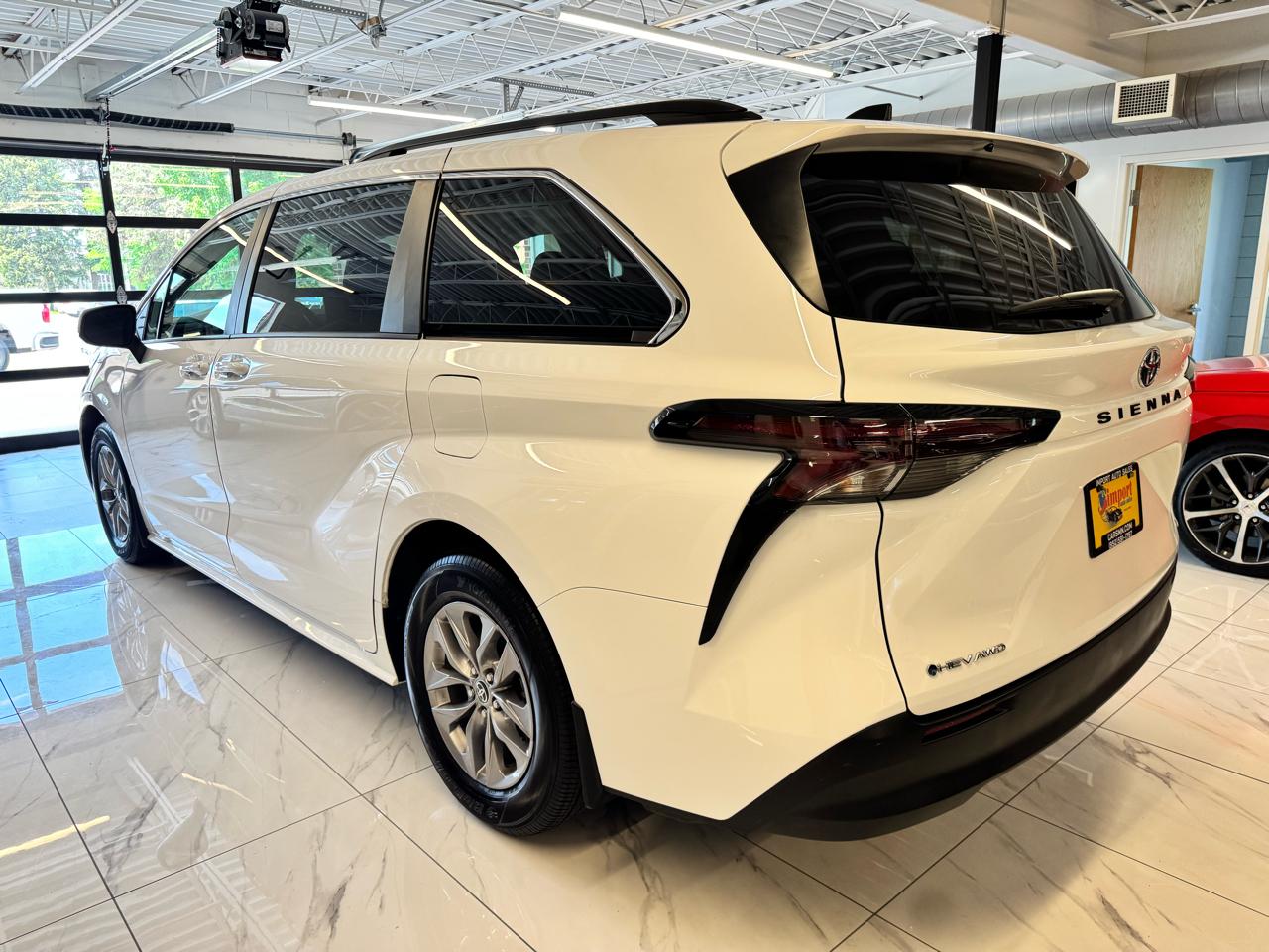 Toyota Sienna LE AWD 8-Passenger (Natl) 2025