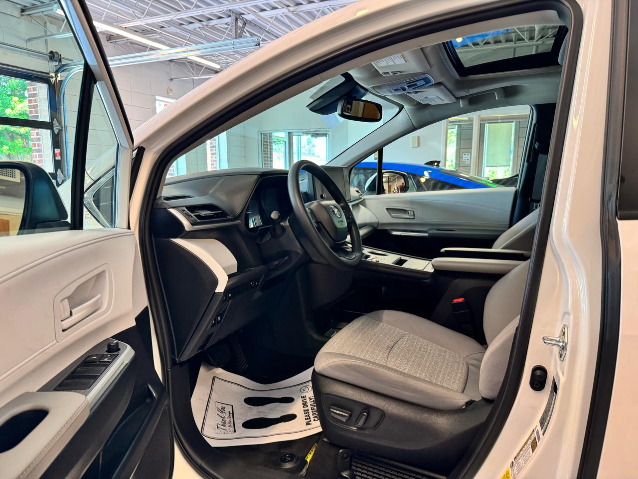Toyota Sienna LE AWD 8-Passenger (Natl) 2025