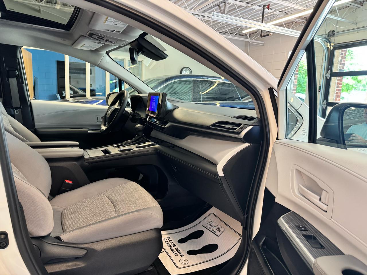Toyota Sienna LE AWD 8-Passenger (Natl) 2025