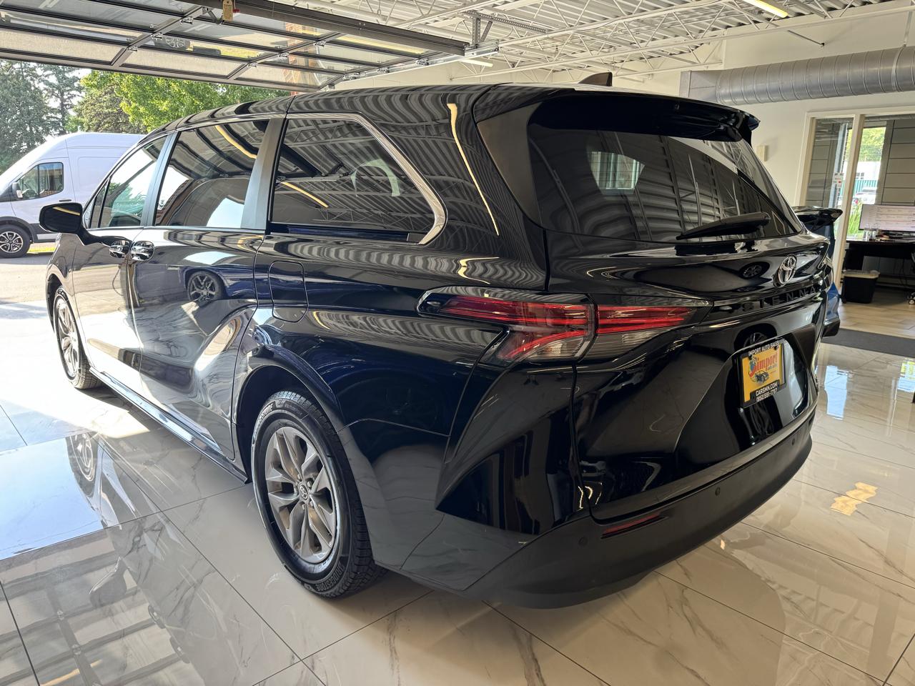 Toyota Sienna XLE FWD 7-Passenger (Natl) 2022