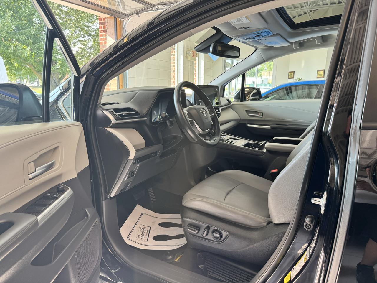 Toyota Sienna XLE FWD 7-Passenger (Natl) 2022