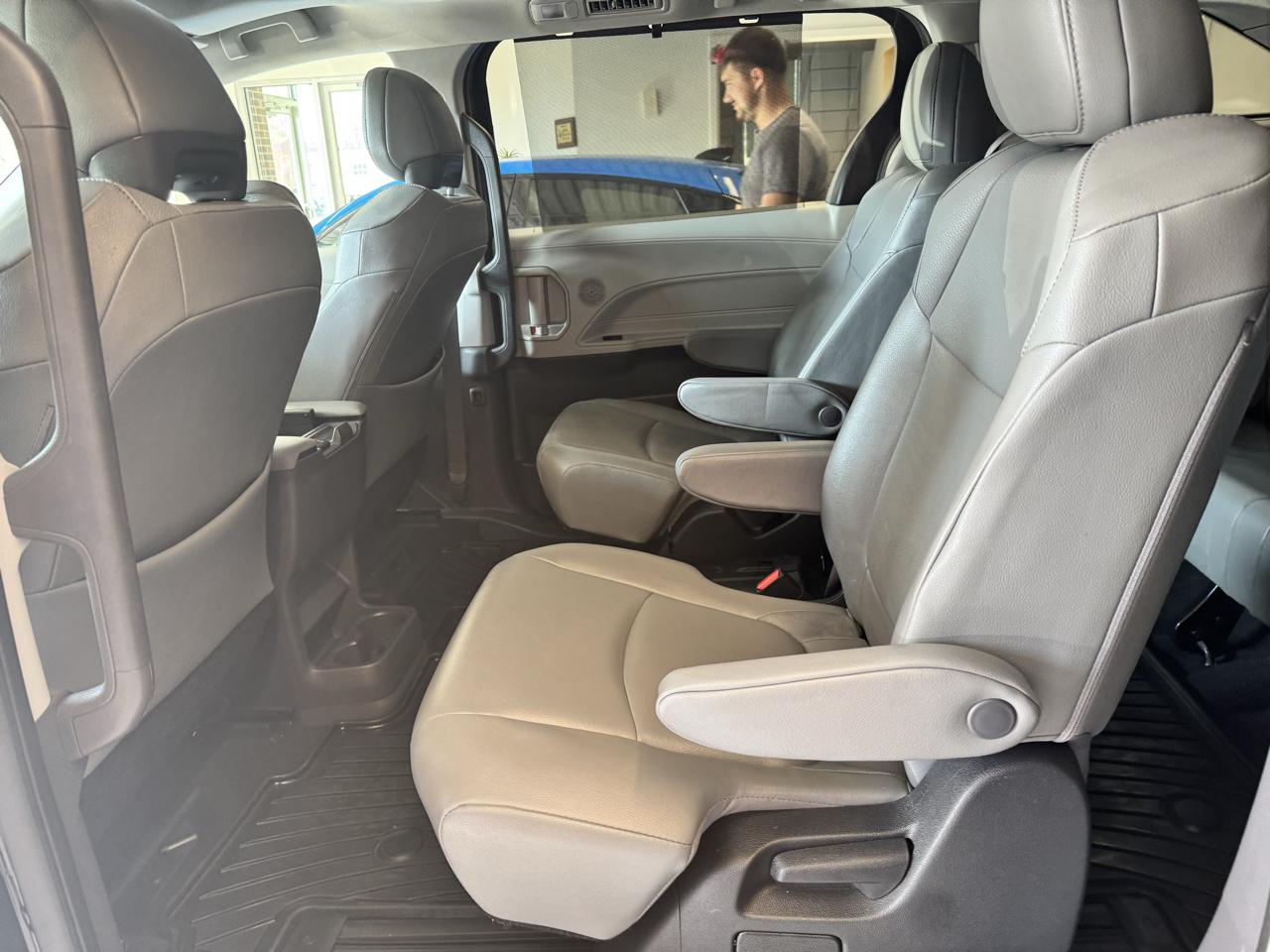 Toyota Sienna XLE FWD 7-Passenger (Natl) 2022