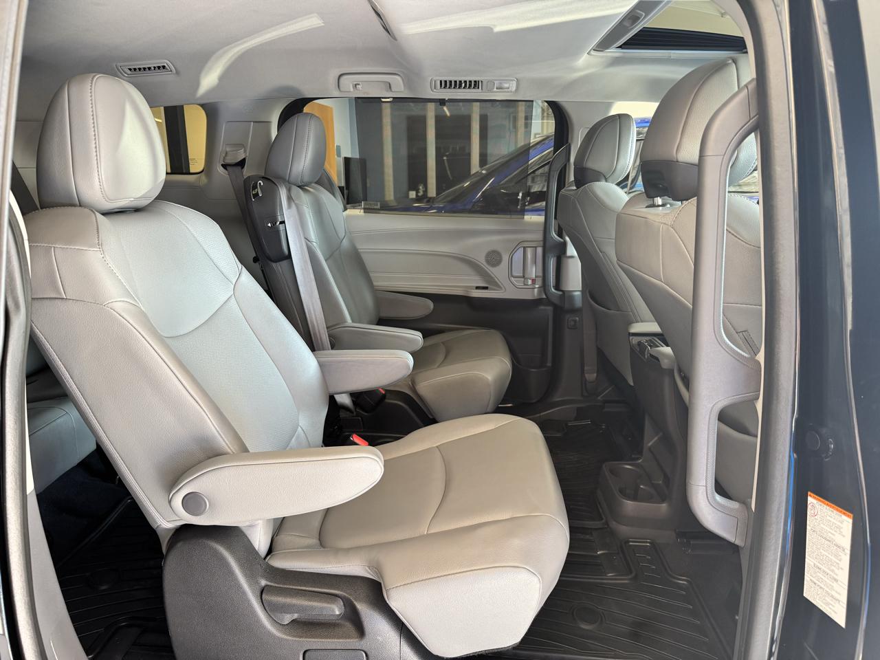 Toyota Sienna XLE FWD 7-Passenger (Natl) 2022