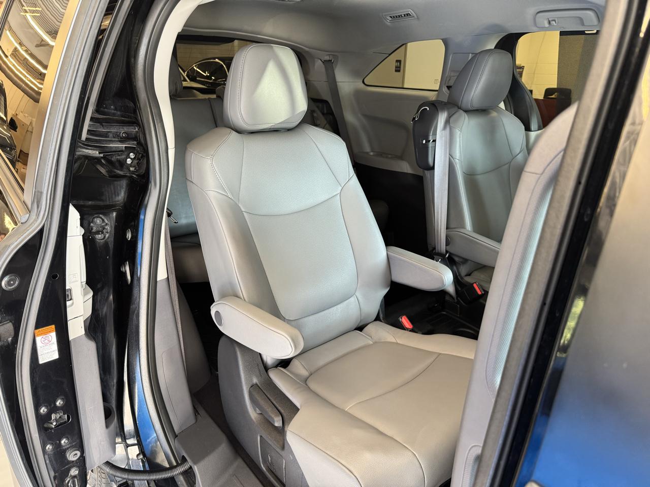 Toyota Sienna XLE FWD 7-Passenger (Natl) 2022