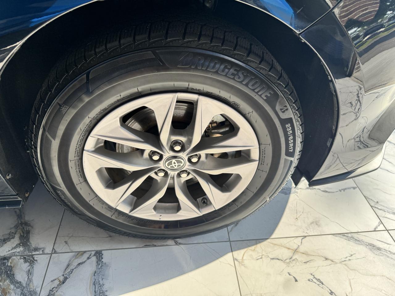 Toyota Sienna XLE FWD 7-Passenger (Natl) 2022