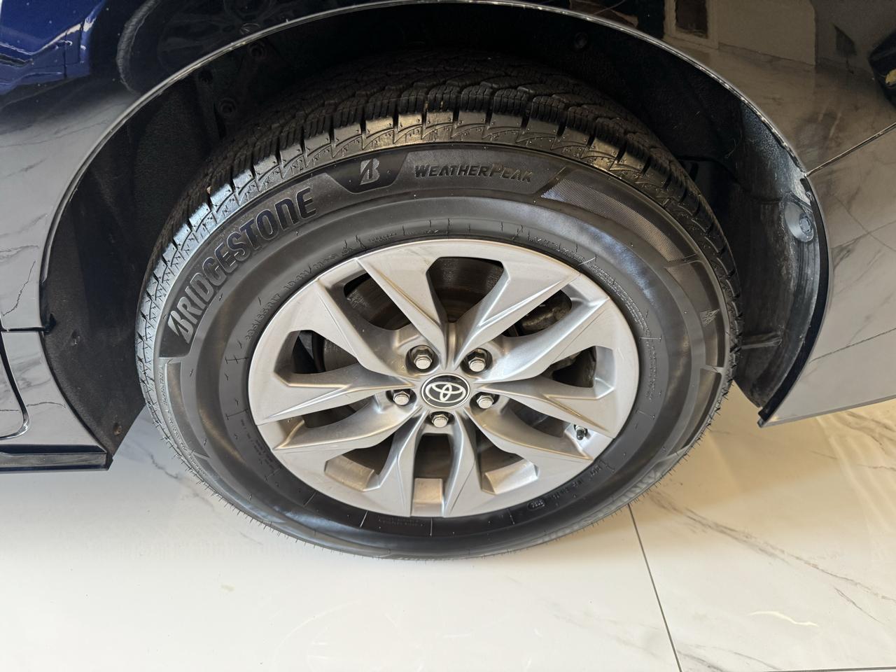 Toyota Sienna XLE FWD 7-Passenger (Natl) 2022