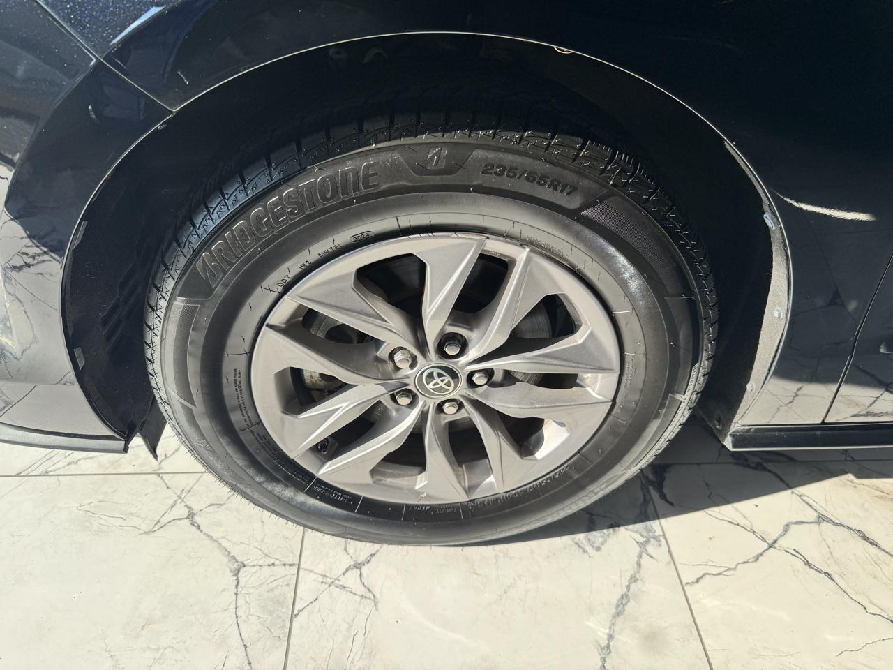 Toyota Sienna XLE FWD 7-Passenger (Natl) 2022