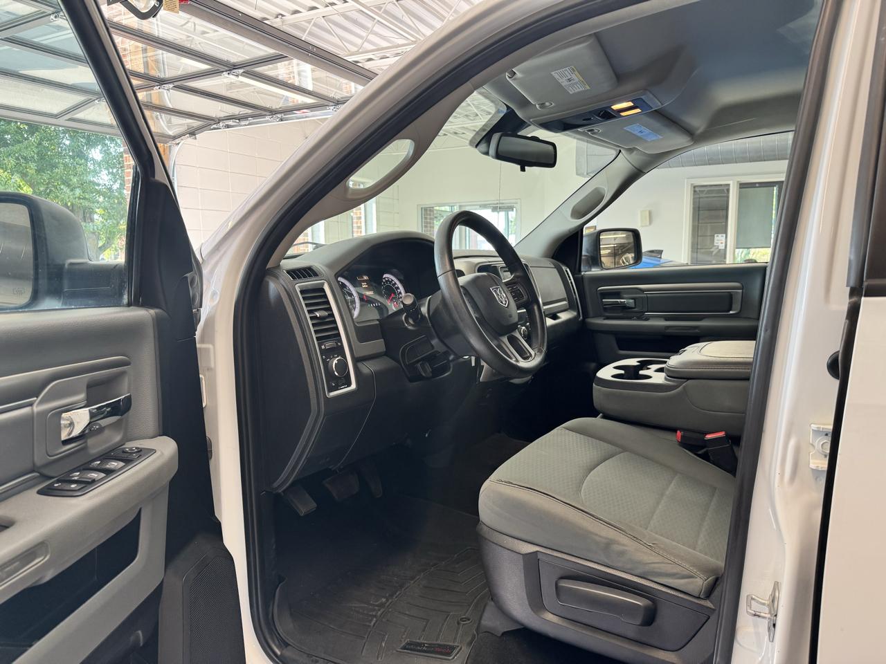 RAM 1500 4WD Crew Cab 140.5" SLT 2016