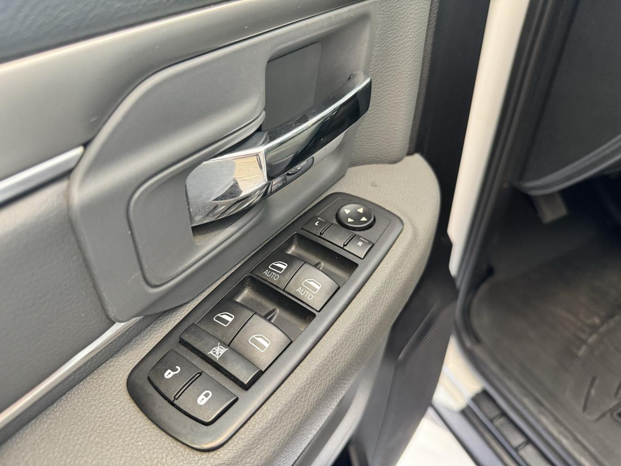 RAM 1500 4WD Crew Cab 140.5" SLT 2016
