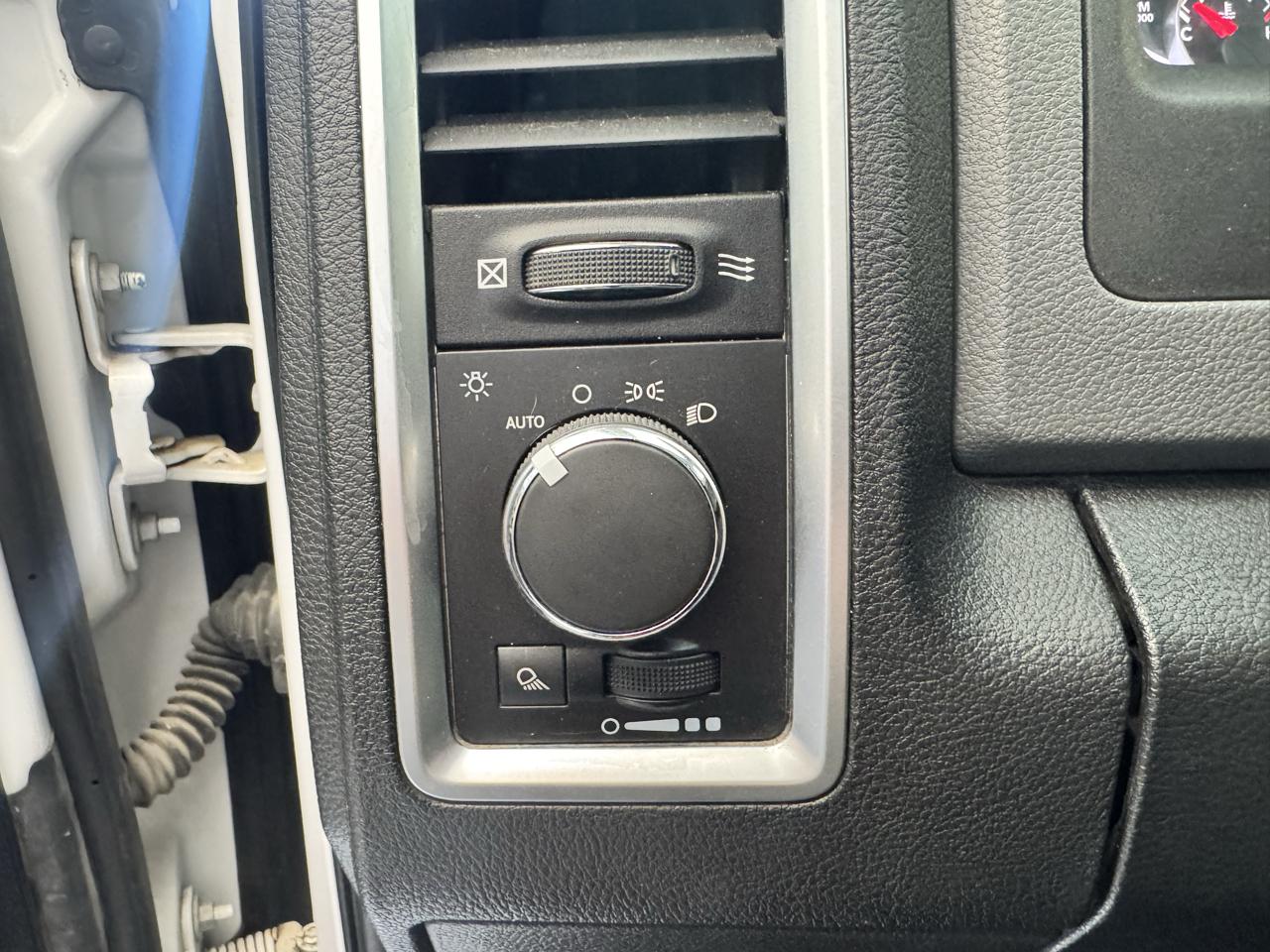 RAM 1500 4WD Crew Cab 140.5" SLT 2016