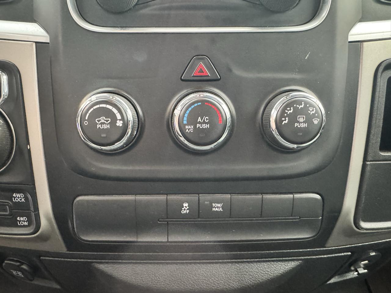 RAM 1500 4WD Crew Cab 140.5" SLT 2016