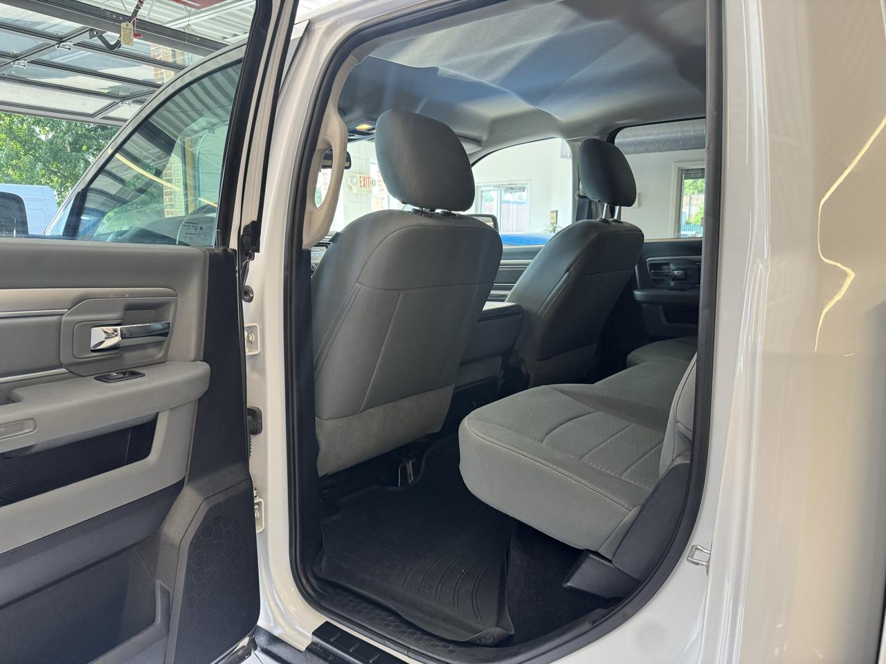RAM 1500 4WD Crew Cab 140.5" SLT 2016