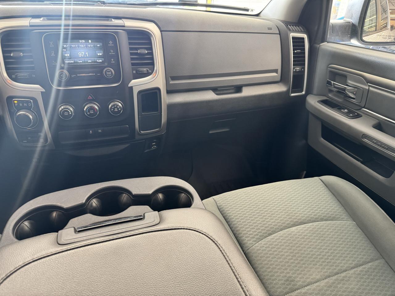 RAM 1500 4WD Crew Cab 140.5" SLT 2016
