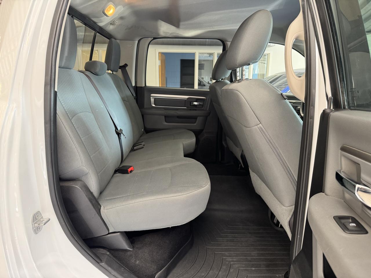 RAM 1500 4WD Crew Cab 140.5" SLT 2016