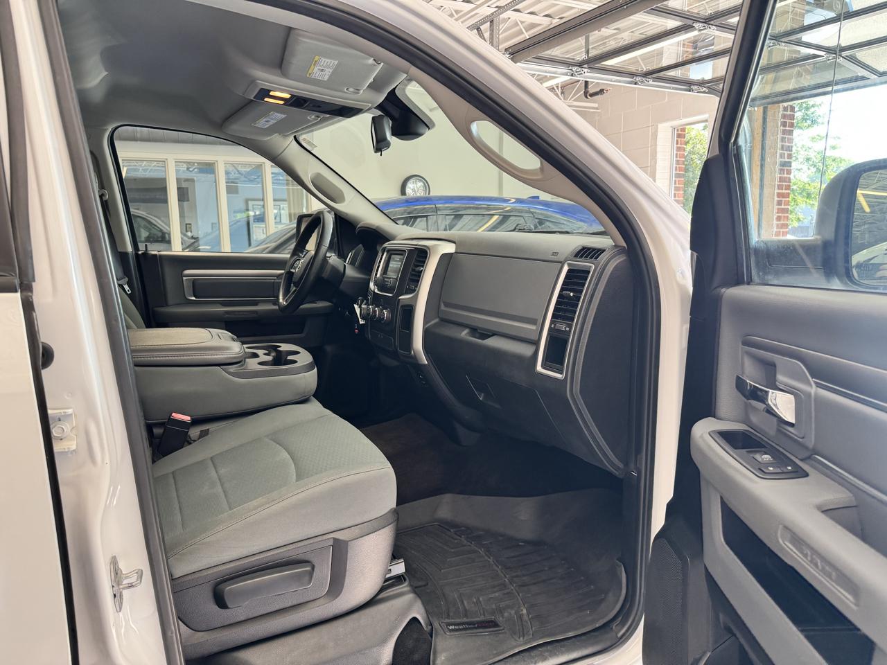 RAM 1500 4WD Crew Cab 140.5" SLT 2016