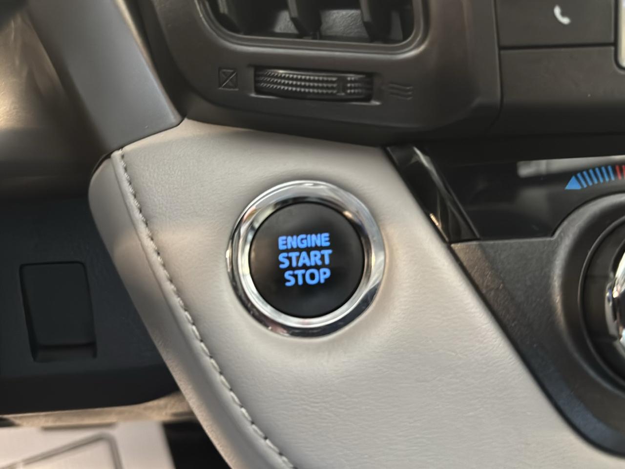 Toyota RAV4 Limited AWD (Natl) 2017