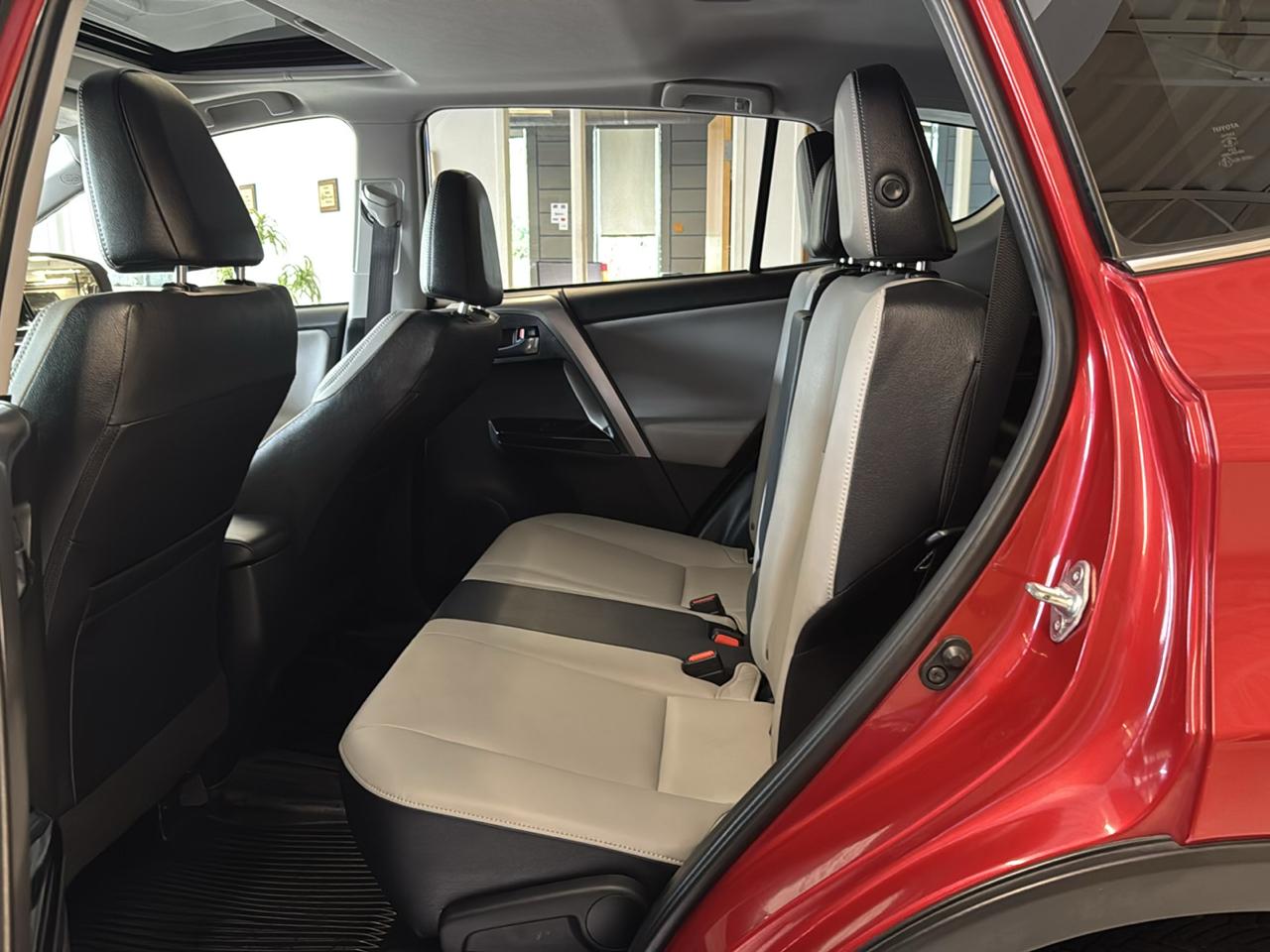 Toyota RAV4 Limited AWD (Natl) 2017