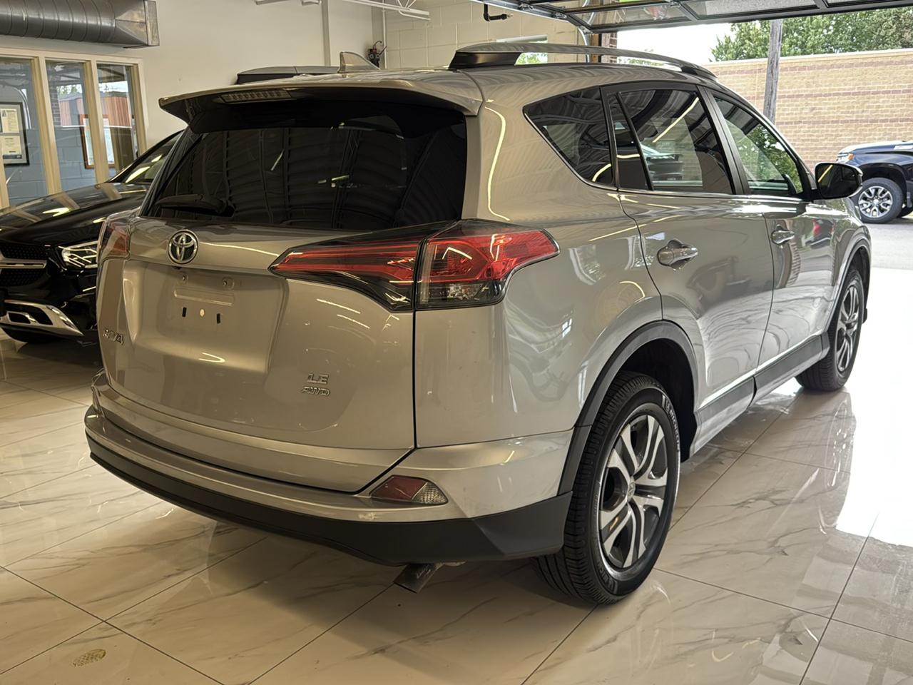 Toyota RAV4 LE AWD (Natl) 2017