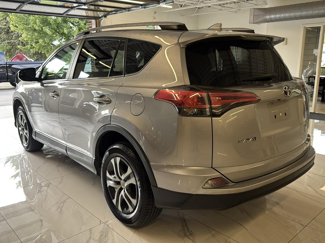Toyota RAV4 LE AWD (Natl) 2017