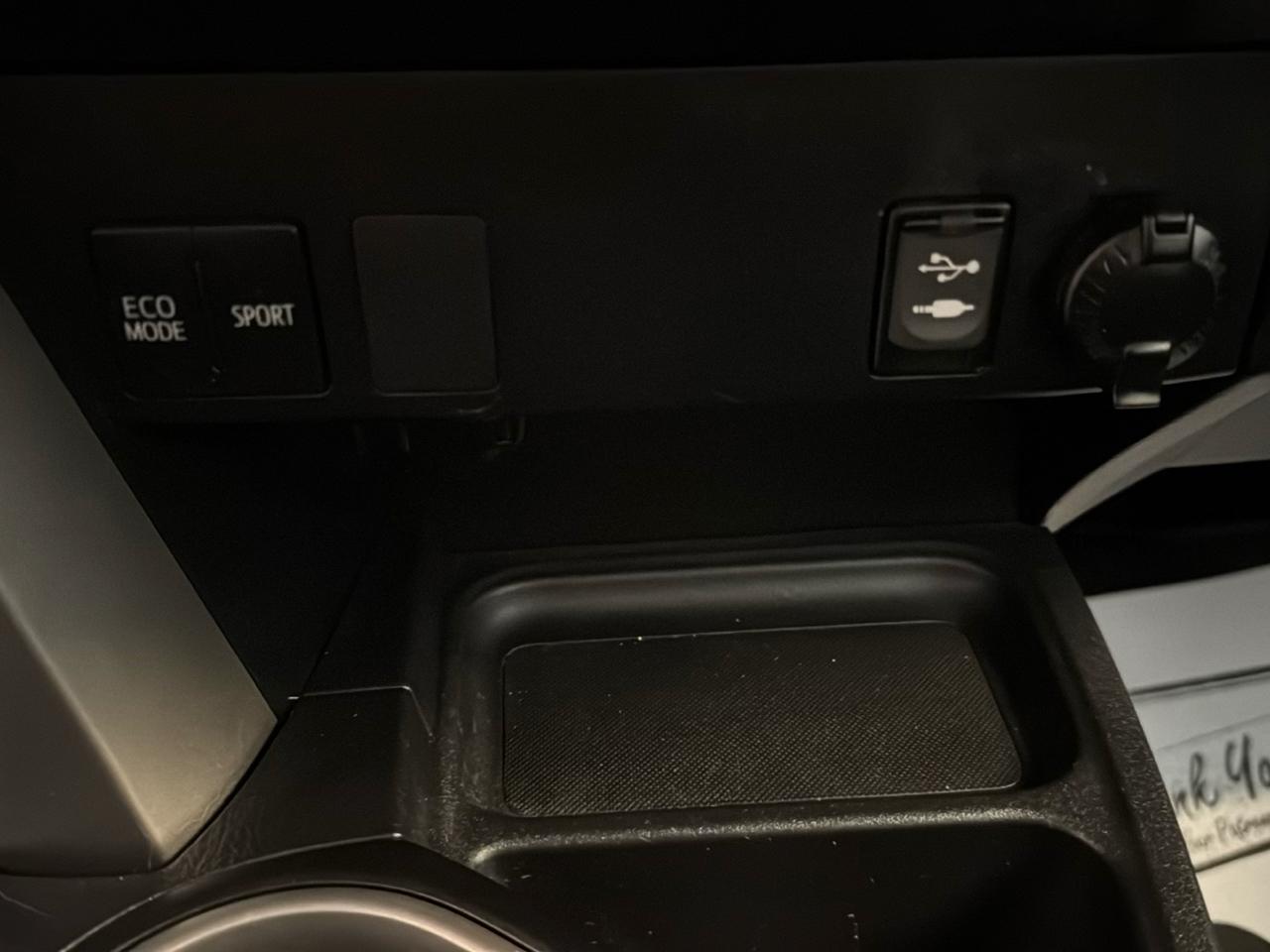 Toyota RAV4 LE AWD (Natl) 2017