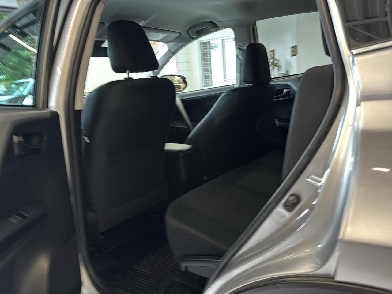 Toyota RAV4 LE AWD (Natl) 2017