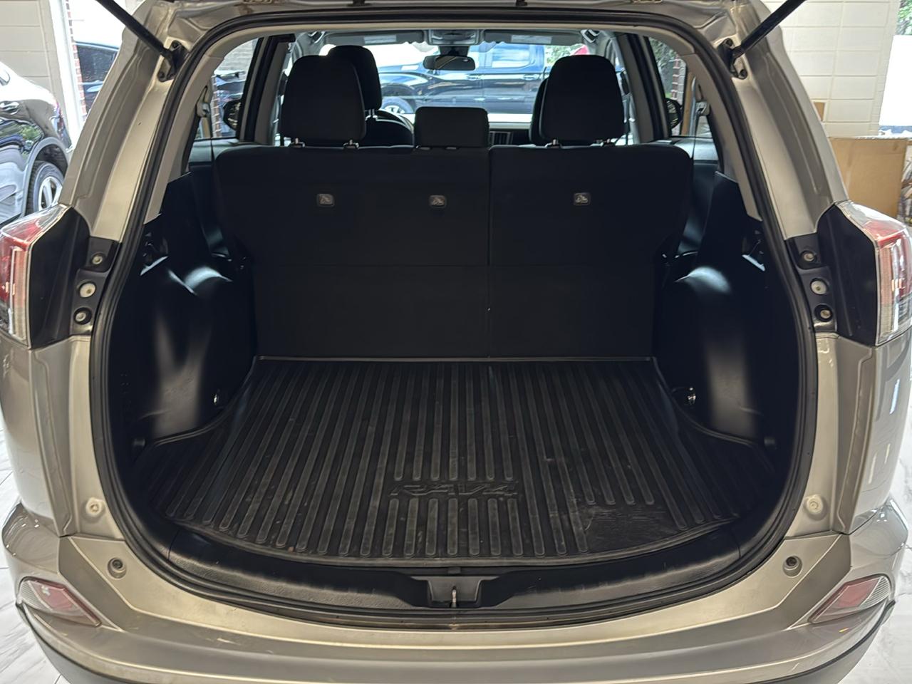 Toyota RAV4 LE AWD (Natl) 2017