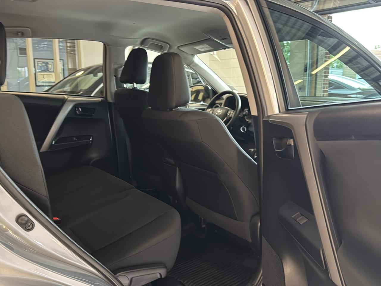 Toyota RAV4 LE AWD (Natl) 2017