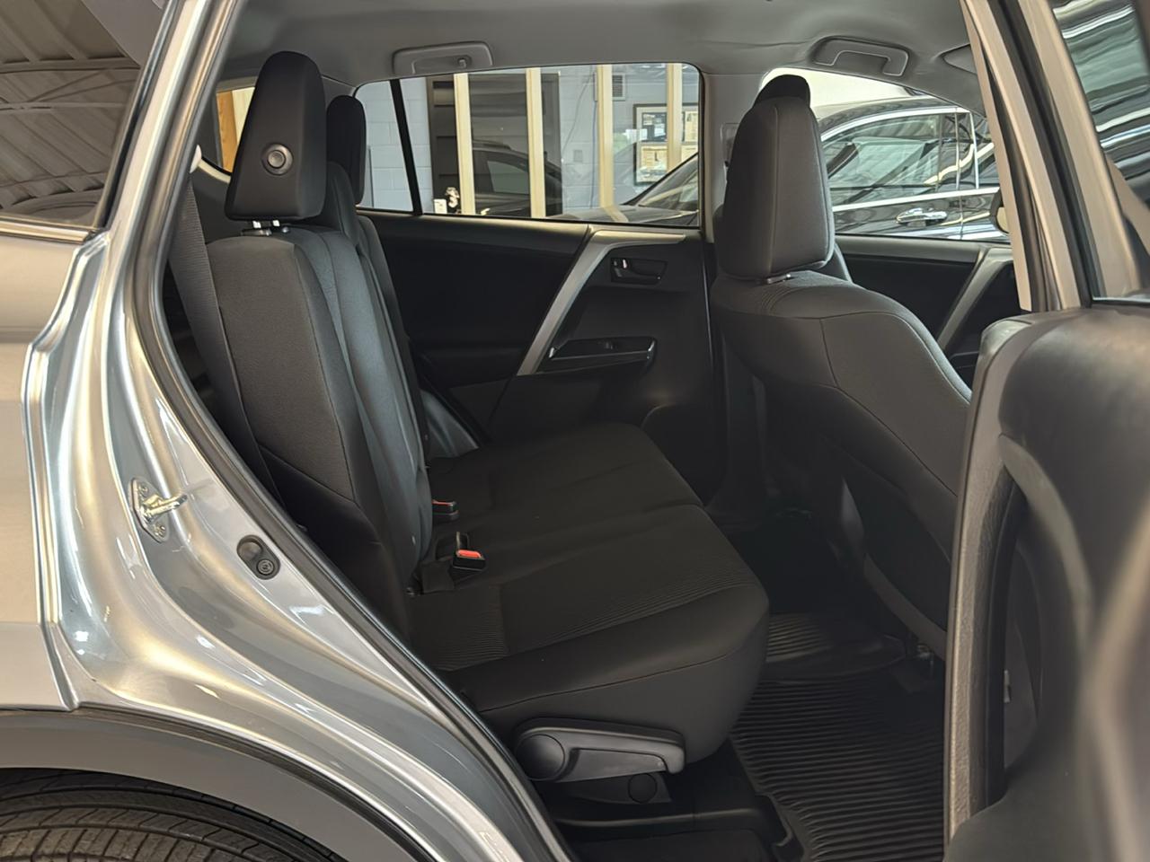 Toyota RAV4 LE AWD (Natl) 2017