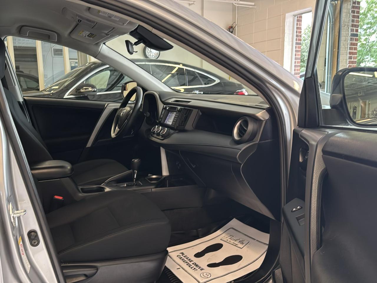 Toyota RAV4 LE AWD (Natl) 2017