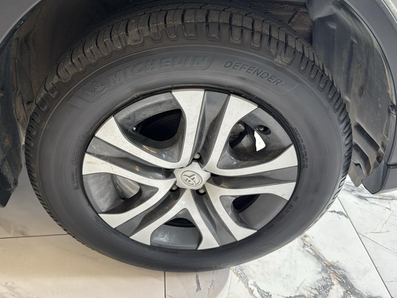 Toyota RAV4 LE AWD (Natl) 2017
