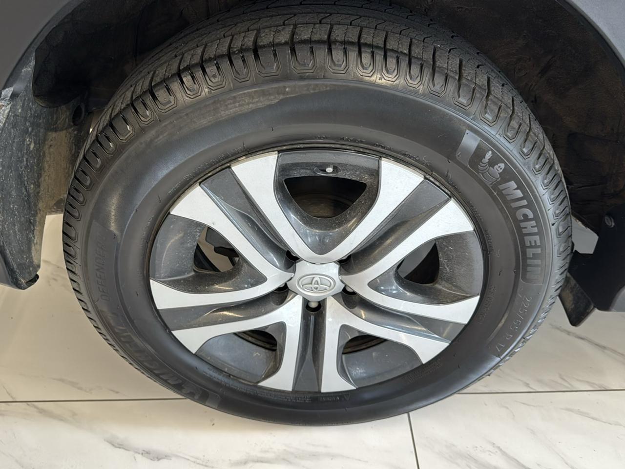 Toyota RAV4 LE AWD (Natl) 2017