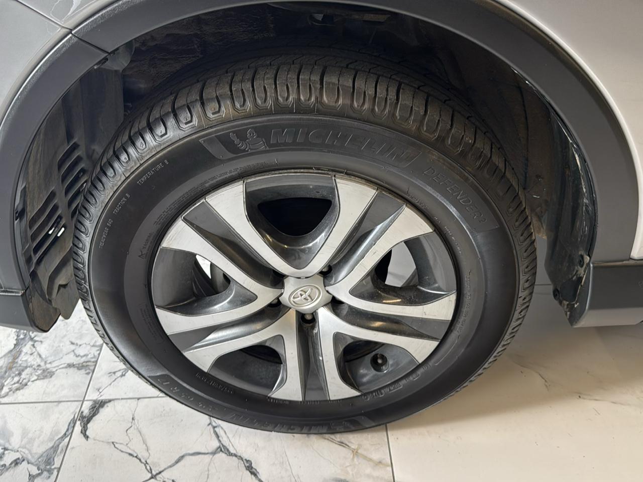 Toyota RAV4 LE AWD (Natl) 2017