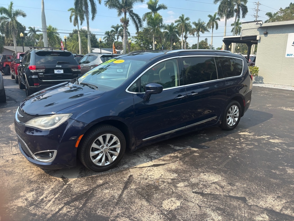 2019 Chrysler Pacifica Touring L photo 2