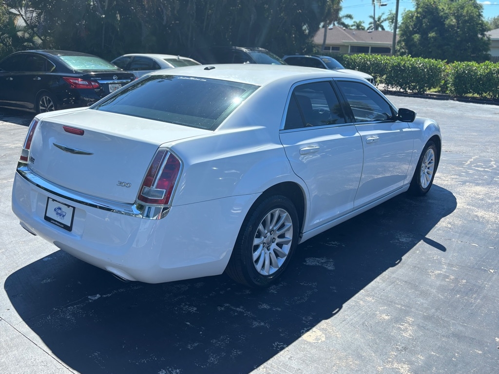 2014 Chrysler 300 photo 4
