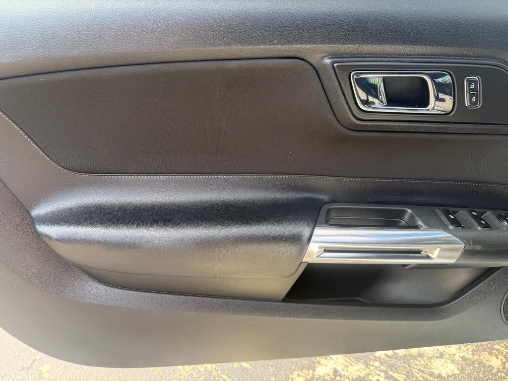 Ford Mustang 2dr Conv V6 2016
