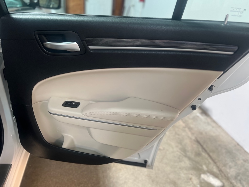 Chrysler 300 Touring L RWD *Ltd Avail* 2019