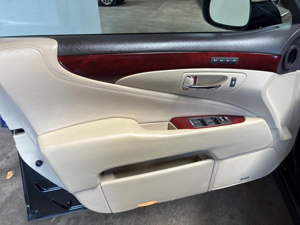 Lexus LS 460 4dr Sdn RWD 2012