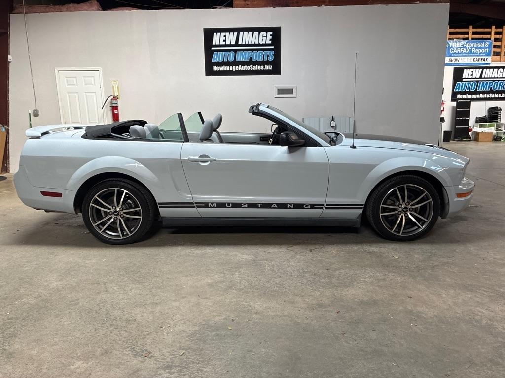 2005 Ford Mustang Deluxe