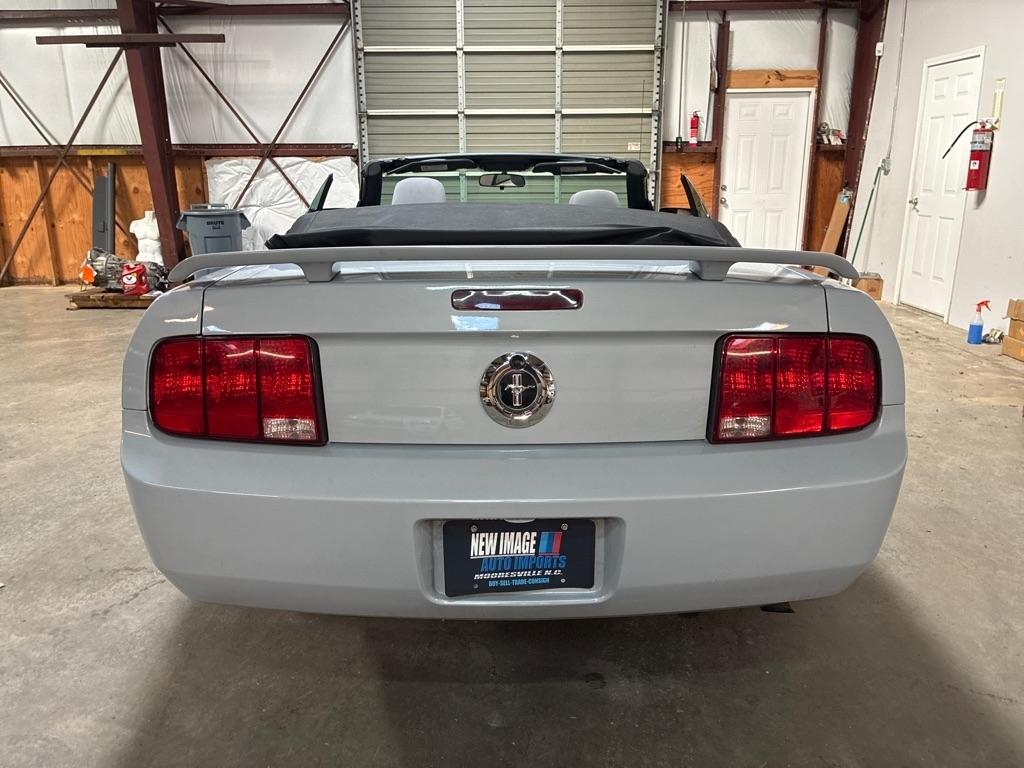 Ford Mustang 2dr Conv Deluxe 2005