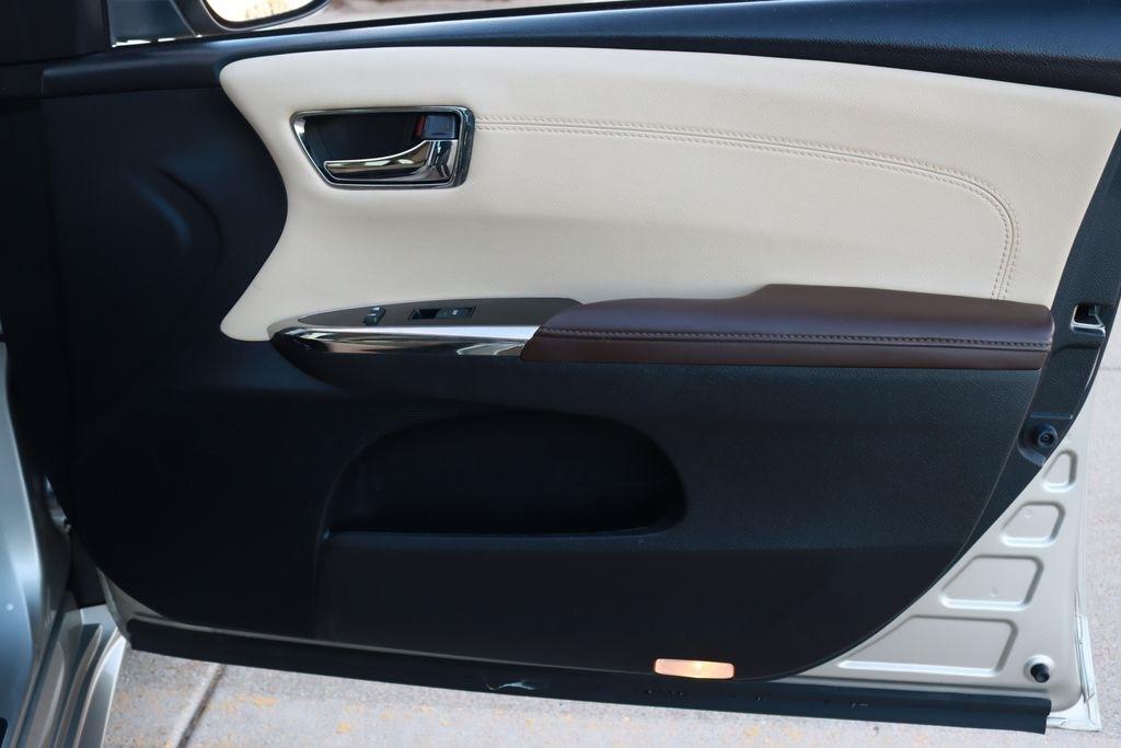 Toyota Avalon Hybrid  2013