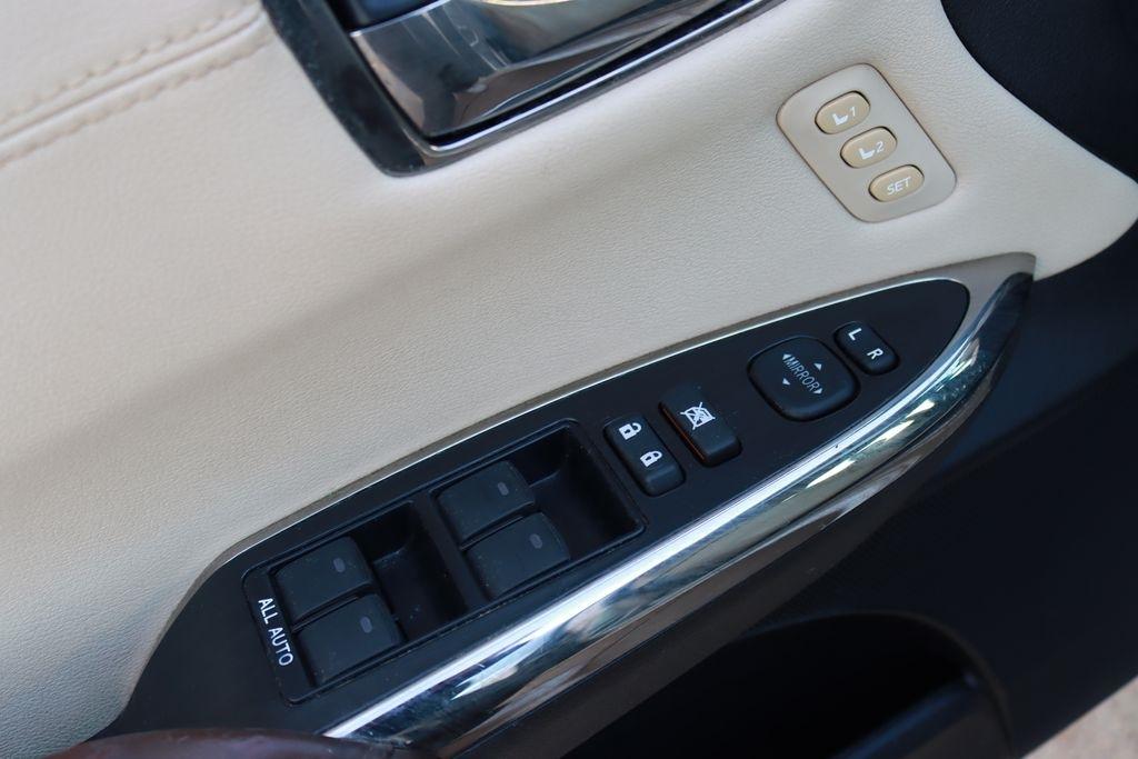 Toyota Avalon Hybrid  2013