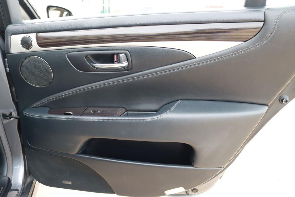 Lexus LS 460  2015