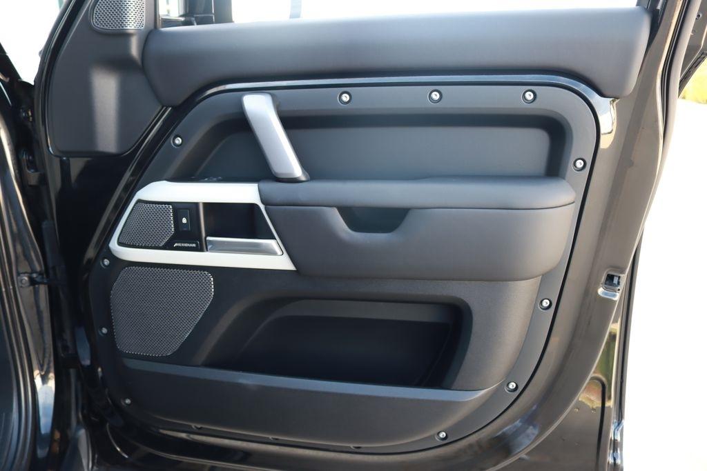 Land Rover Defender  2024