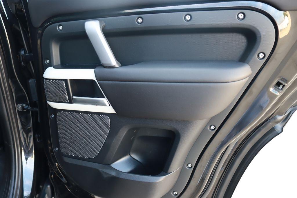 Land Rover Defender  2024