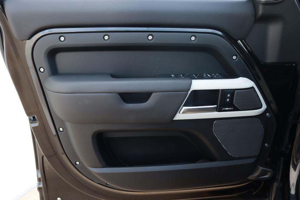 Land Rover Defender  2024