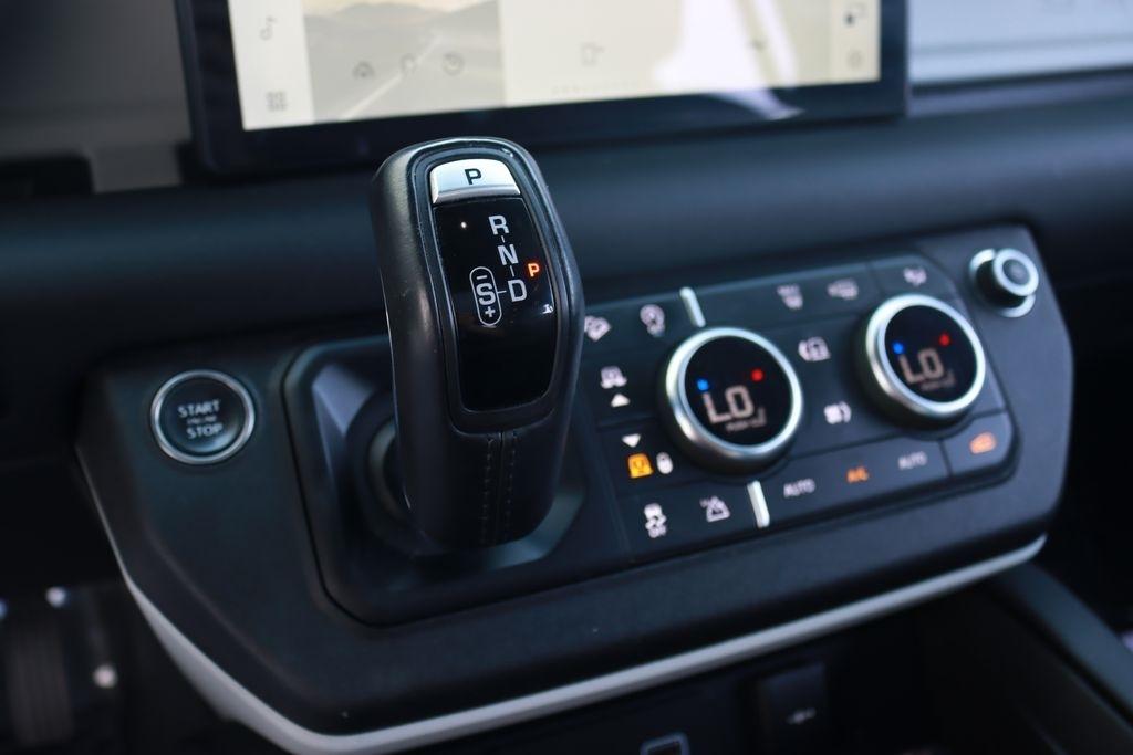 Land Rover Defender  2024