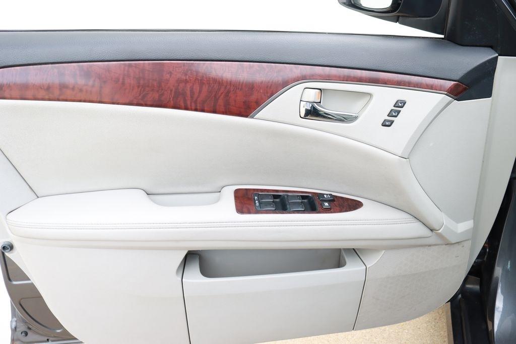 Toyota Avalon  2011
