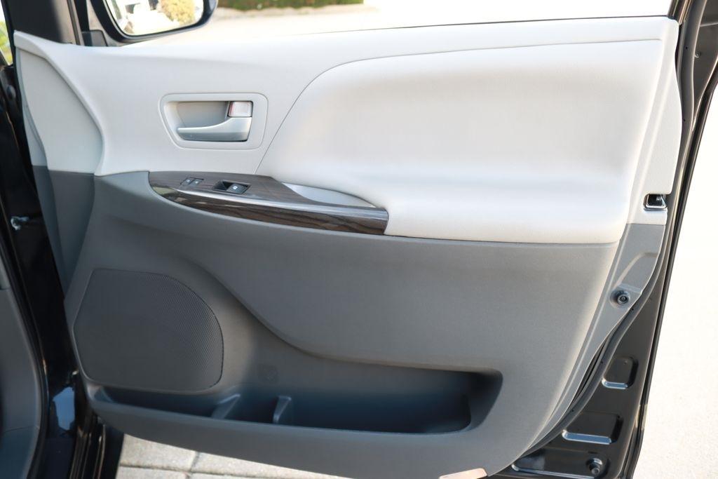 Toyota Sienna  2015