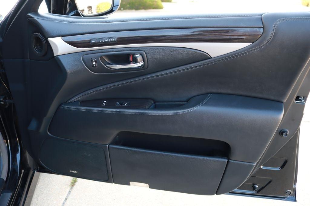 Lexus LS 460  2015